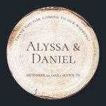 Rustikales Hochzeitsholz Magnet<br><div class="desc">Das Rustikale Hochzeitsholz Grain Custom Magnet, inspiriert durch den Charme und die natürliche Schönheit der Holzplatten, die bei romantischen rustikalen Hochzeiten häufig zu sehen sind. Dieses runde Magnet-Souvenir wurde entworfen, um eine Holzscheibe nachzuahmen, die komplexen Baumringe zu zeigen und Ihren Gastgeschenke Hochzeiten eine Touch rustikaler Eleganz hinzuzufügen. Passen Sie diesen...</div>