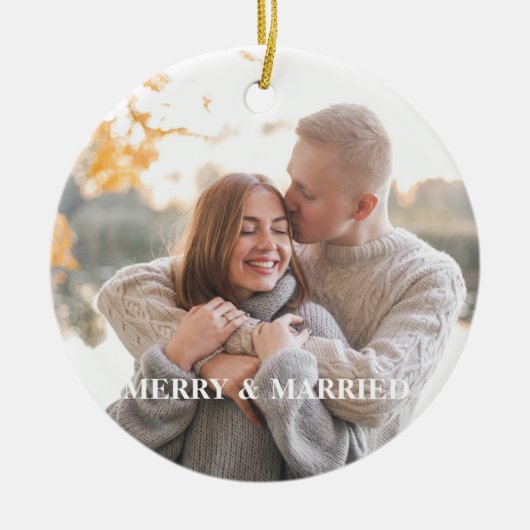 Rustikales Holly Pine Newlyweds zweiseitiges Custo Keramik Ornament (Vorne)