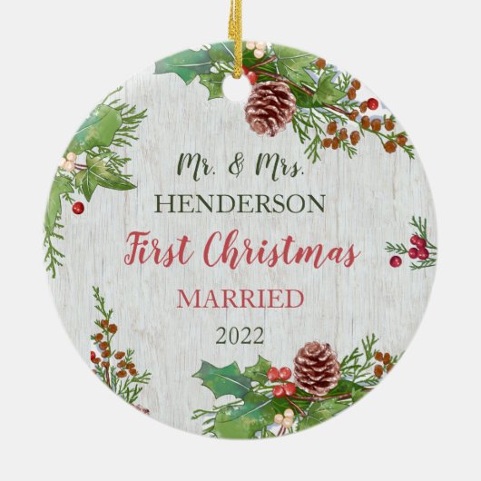 Rustikales Holly Pine Newlyweds zweiseitiges Custo Keramik Ornament (Hinten)