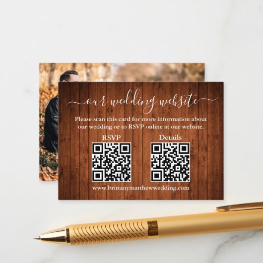 Rustikales Holz 2 QR Foto Hochzeit RSVP Details Begleitkarte (Vorderseite/Rückseite Beispiel)