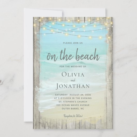 Rustikales Holz am Strand strahlt Hochzeit aus Einladung (Vorderseite)