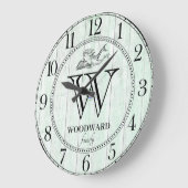 Rustikales Holz Beach Lake House Familienname Merm Große Wanduhr (Winkel)