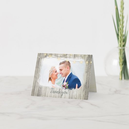 Rustikales Holz Beach String Lights Foto Hochzeit Dankeskarte (Vorderseite)