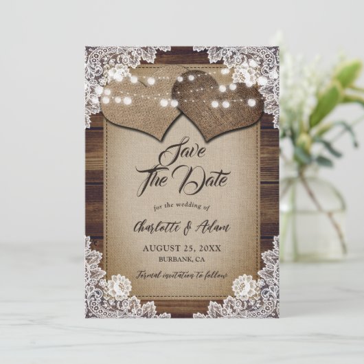 Rustikales Holz Beige Burlap White Floral Lace Hoc Save The Date (Stehend Vorderseite)