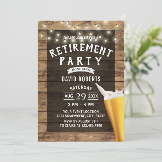 Rustikales Holz: Bier Cheers String Lights Einladung (Stehend Vorderseite)