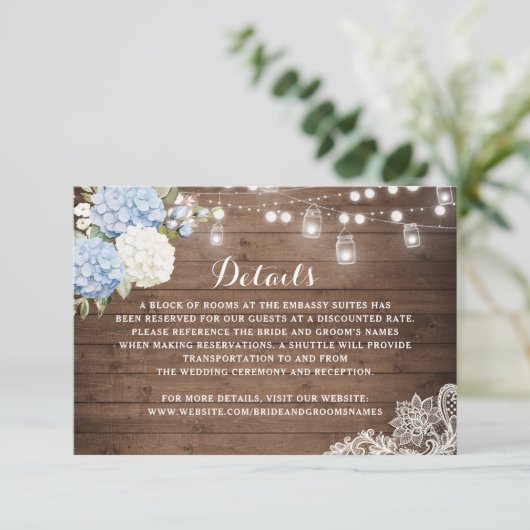 Rustikales Holz Blue Hydrangea String Lights Detai Einladung (Stehend Vorderseite)