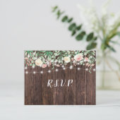 Rustikales Holz Blush Floral Lights Hochzeit rsvp Einladungspostkarte (Stehend Vorderseite)