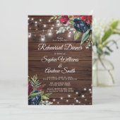 Rustikales Holz Burgund Floral Lights Diner Einladung (Stehend Vorderseite)