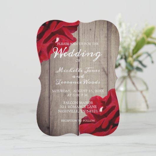 Rustikales Holz Burgund Red Floral Minimal Hochzei Einladung (Stehend Vorderseite)