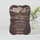 Rustikales Holz-Burlap Hearts String Lights Hochze Einladung (Stehend Vorderseite)
