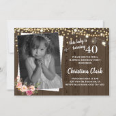 Rustikales Holz Custom Foto Blumenfrauen Geburtsta Einladung (Vorderseite)