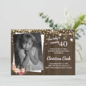 Rustikales Holz Custom Foto Blumenfrauen Geburtsta Einladung (Stehend Vorderseite)