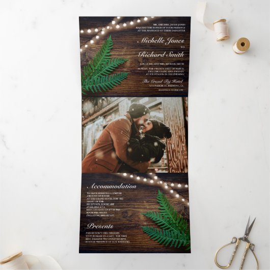 Rustikales Holz Fern Greenerity String Lights Hoch Dreifach Gefaltete Einladung (Innenseite)