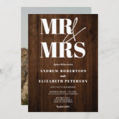 Rustikales Holz fett Mr. Mrs. script Foto Hochzeit Einladung (Vorne/Hinten)