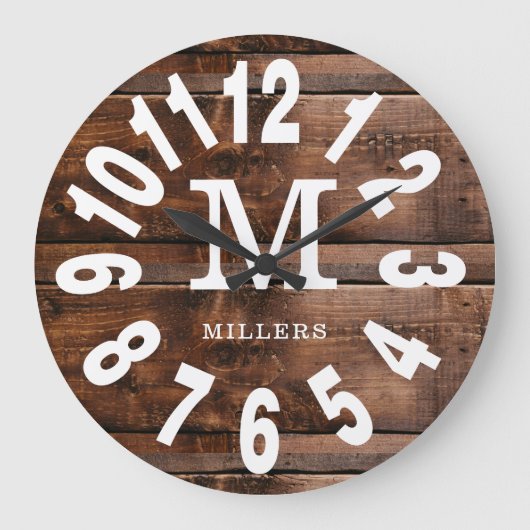 Rustikales Holz fett Zahlen Familienname Monogram Große Wanduhr (Vorderseite)