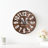 Rustikales Holz fett Zahlen Familienname Monogram Große Wanduhr (Zuhause)