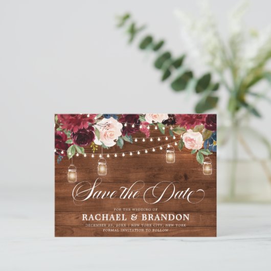 Rustikales Holz Floral Mason Jar Save the Date Postkarte (Stehend Vorderseite)