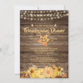 Rustikales Holz florale String Lights Friendsgivin Einladung (Vorderseite)