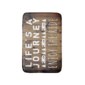 Rustikales Holz genießt das Fahrt-RV-Camper-Zitat Badematte (Vorderseite Vertikal)