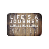 Rustikales Holz genießt das Fahrt-RV-Camper-Zitat Badematte (Vorderseite)