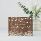Rustikales Holz Gipskraut String Lights Bridesmaid Einladung (Stehend Vorderseite)