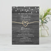 Rustikales Holz Gold String Lights Hochzeitsempfan Einladung (Stehend Vorderseite)