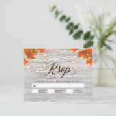 Rustikales Holz Herbstlaub String Lights Wedding R RSVP Karte (Stehend Vorderseite)