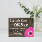 Rustikales Holz Hot Pink Daisy Save the Date Postk Ankündigungspostkarte (Stehend Vorderseite)