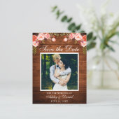 Rustikales Holz Korallenkoralle Save the Date Foto Ankündigungspostkarte (Stehend Vorderseite)