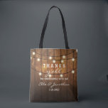 Rustikales Holz Land Hochzeit dank Y'all Tasche<br><div class="desc">Vielen Dank für Ihre Hochzeitsgäste mit dieser personalisierten Totentasche, die ein rustikales Design mit zartem Set aus Streichellichter vor einem Holzfußboden bietet. Der Spaß-Text lautet "Danke an'all" für das Feiern mit uns! Personalisieren Sie Ihre Texte mit 5 Zeilen benutzerdefiniertem Text. Benutzen Sie als Dankesbeutel für Brautmädchen, Trauzeugen, Brautparty und außerhalb...</div>