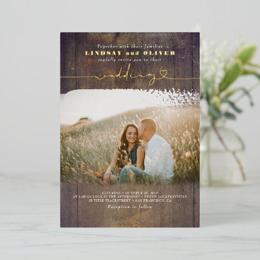 Rustikales Holz Land Hochzeit Foto Folieneinladung (Stehend vorne)