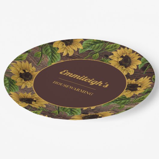 Rustikales Holz Land Sonnenblumen Häuserwärmung Pappteller (Schrägansicht)