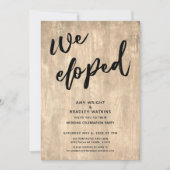 Rustikales Holz Lässig wir haben Hochzeitsempfang Einladung (Vorderseite)