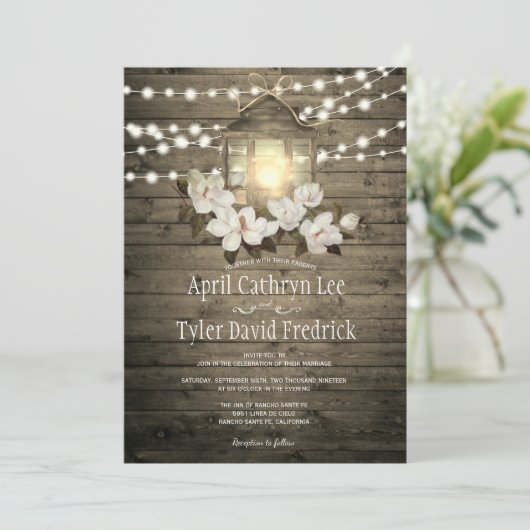 Rustikales Holz Laternenleuchten Magnolia Hochzeit Einladung (Stehend Vorderseite)