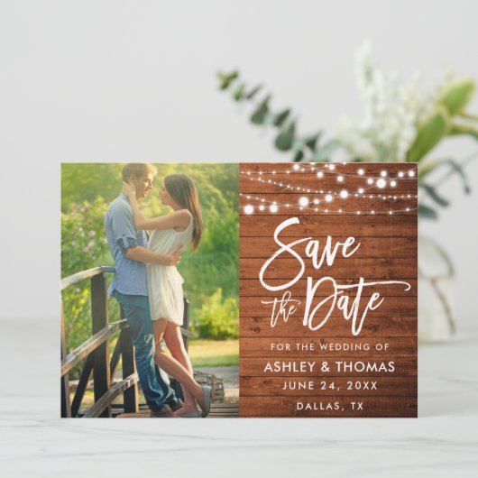 Rustikales Holz-Leuchten Pinsel-Skript-Foto Save The Date (Stehend Vorderseite)