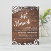 Rustikales Holz, Lichter & Lace Just Married Event Einladung (Stehend Vorderseite)