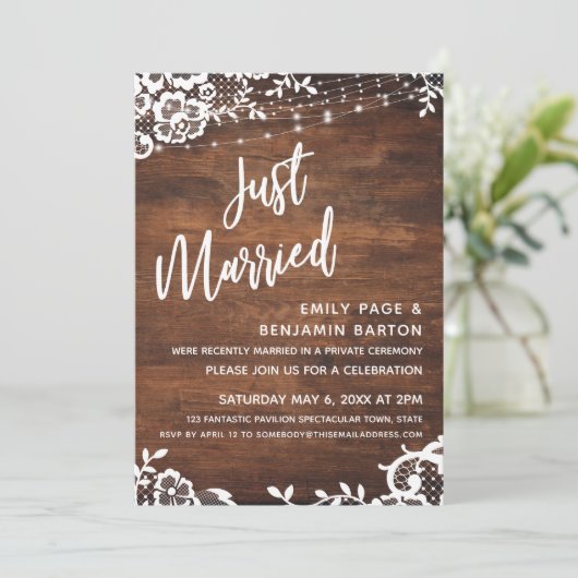 Rustikales Holz, Lichter & Lace Just Married Event Einladung (Stehend Vorderseite)