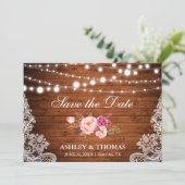 Rustikales Holz Lights Pink Floral Save the Date (Stehend Vorderseite)