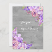 Rustikales Holz Lila Blumen Brautparty Einladung (Vorderseite)