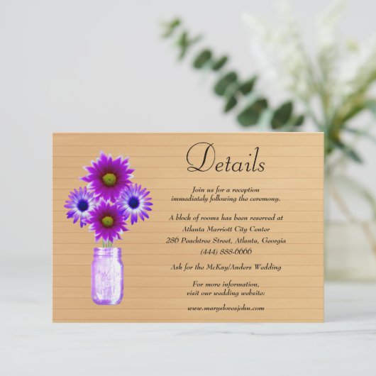Rustikales Holz Lila florale Mason Jar Hochzeitssz Begleitkarte (Stehend Vorderseite)