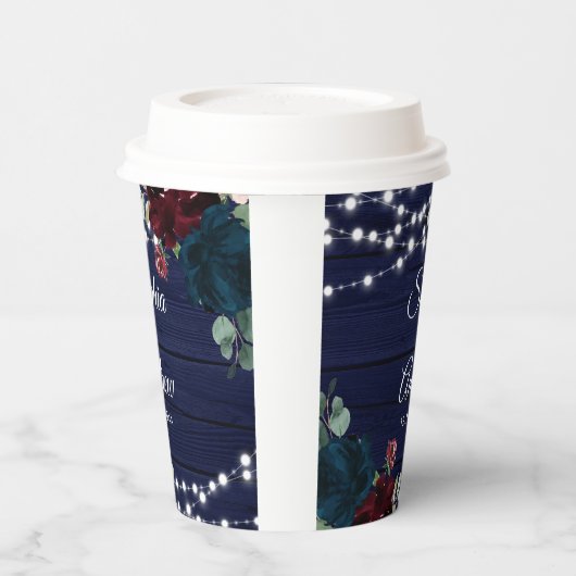 Rustikales Holz Marsala & Navy Blauer Blumen Pappbecher (Links)