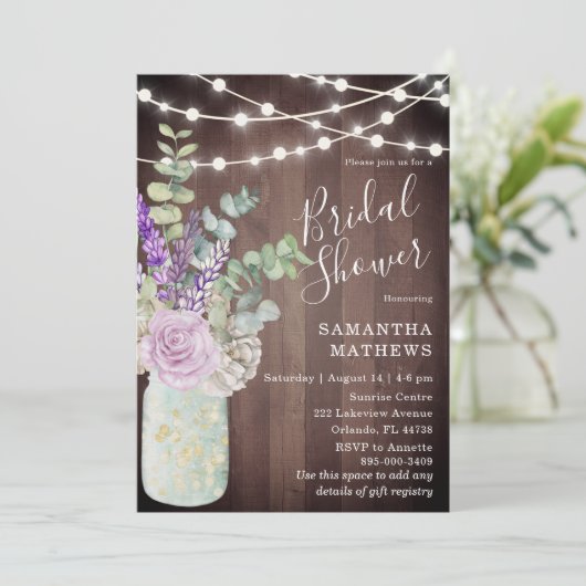 Rustikales Holz Mason Jar String Lights Brautparty Einladung (Stehend Vorderseite)