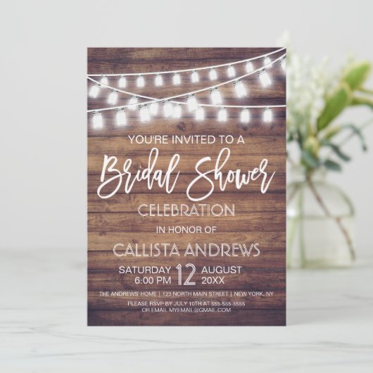 Rustikales Holz Mason Jar String Lights Brautparty Einladung (Stehend Vorderseite)