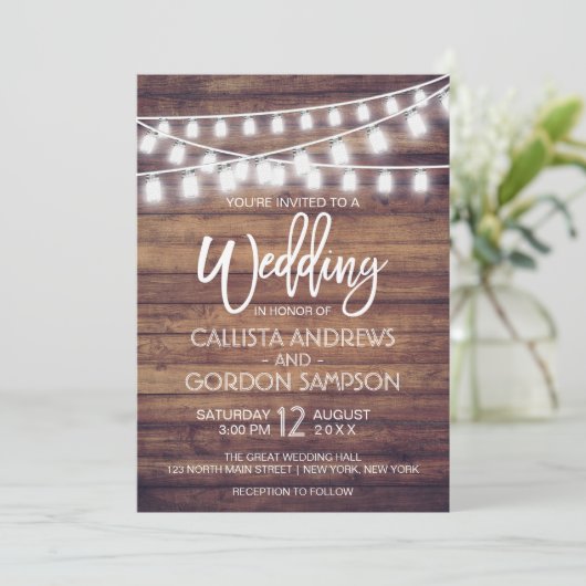 Rustikales Holz Mason Jar String Lights Hochzeit Einladung (Stehend Vorderseite)
