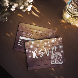 Rustikales Holz & Mason Jar String Lights Wedding  Einladungspostkarte