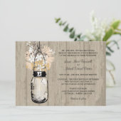 Rustikales Holz Mason Jar und Wildblumen Hochzeit Einladung (Stehend Vorderseite)