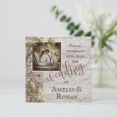 Rustikales Holz mit Burlap Wedding Einladung (Stehend Vorderseite)