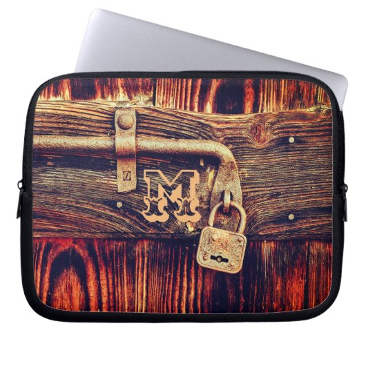 Rustikales Holz mit Messingschloss, braun Laptopschutzhülle (Vorderseite)