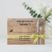 Rustikales Holz mit Silverware Wedding RSVP Card Karte (Stehend Vorderseite)