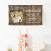 Rustikales Holz mit String Lights & Foto Abschluss Banner (Insitu)